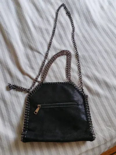 Cartera negra con cadena metálica - miniatura 2