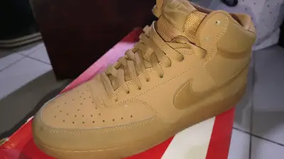 Zapatillas deportivas altas color beige Nike - miniatura 1