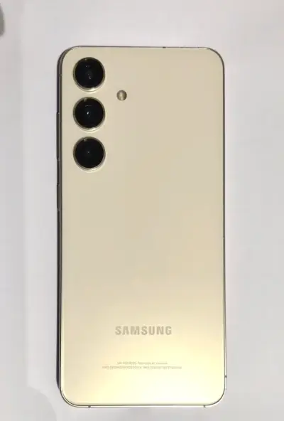 Samsung Galaxy S24 con triple cámara - miniatura 1