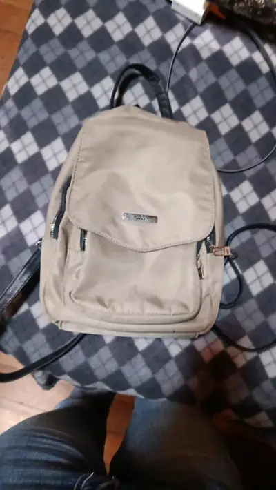Mochila beige con múltiples bolsillos - miniatura 1