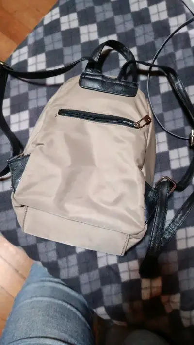 Mochila beige con múltiples bolsillos - miniatura 2
