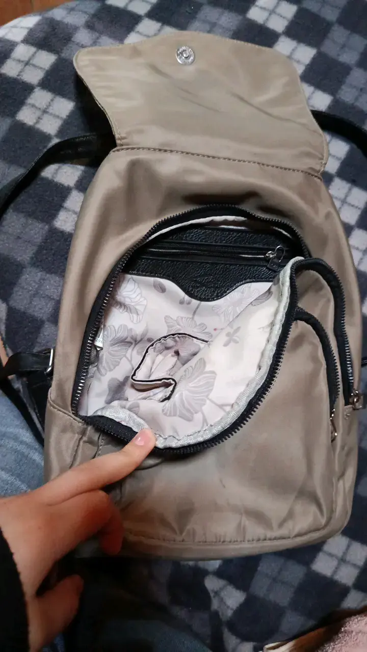 Mochila beige con múltiples bolsillos - 3