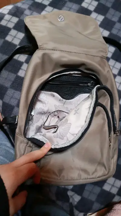 Mochila beige con múltiples bolsillos - miniatura 3