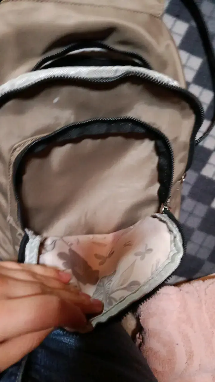 Mochila beige con múltiples bolsillos - 5