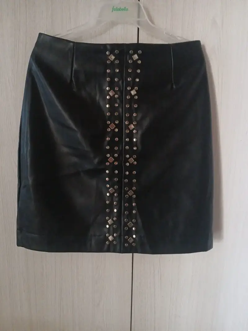 Falda mini efecto cuero negro marca Liolá talla L - 3