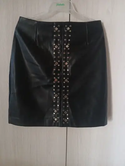 Falda mini efecto cuero negro marca Liolá talla L - miniatura 3