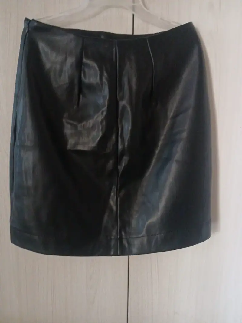 Falda mini efecto cuero negro marca Liolá talla L - 4