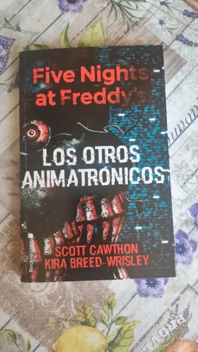Five Nights at Freddys: Los Otros Animatrónicos - miniatura 1