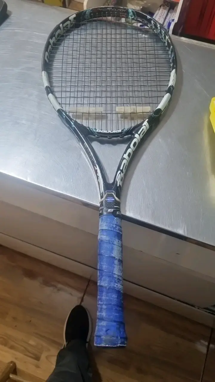 Raqueta de tenis Babolat con grip azul - 2