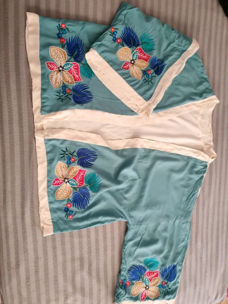 Kimono de algodón bordado floral en tonos azules