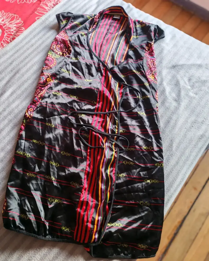 Vestido de seda negra con diseño colorido