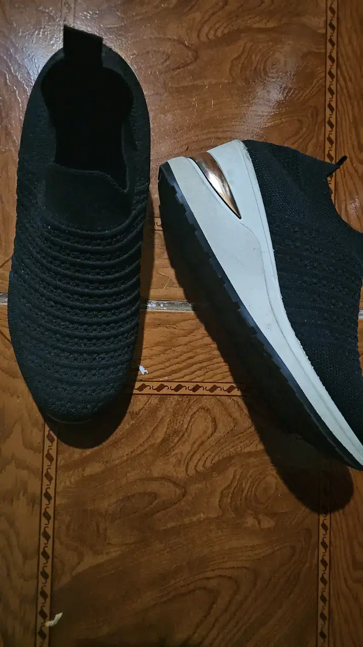 Zapatillas negras con aplicación dorada mujer - 1