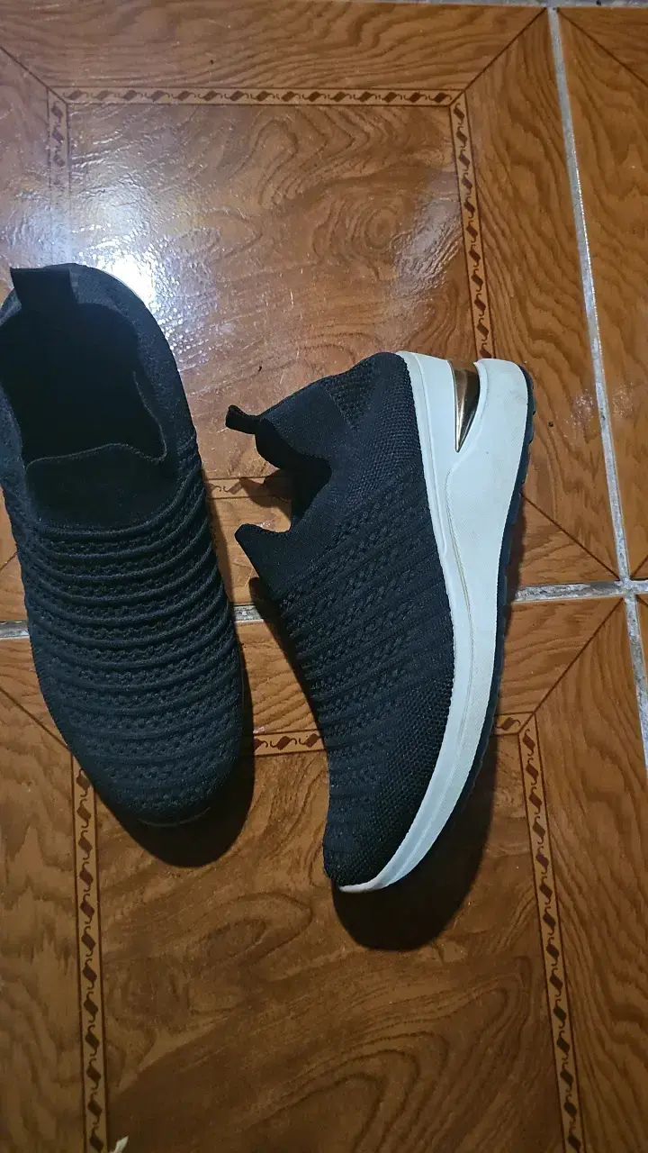 Zapatillas negras con aplicación dorada mujer - 2