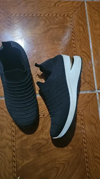 Zapatillas  negras con aplicación dorada mujer - miniatura 2