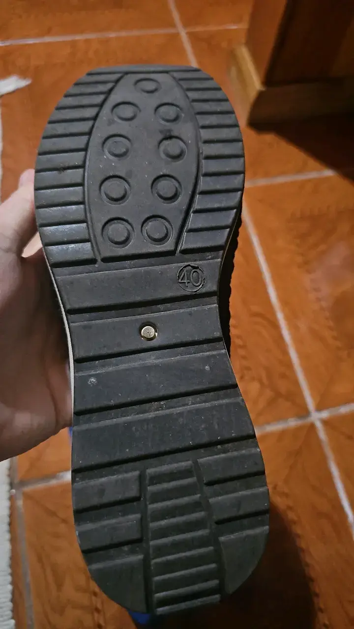Zapatillas negras con aplicación dorada mujer - 4