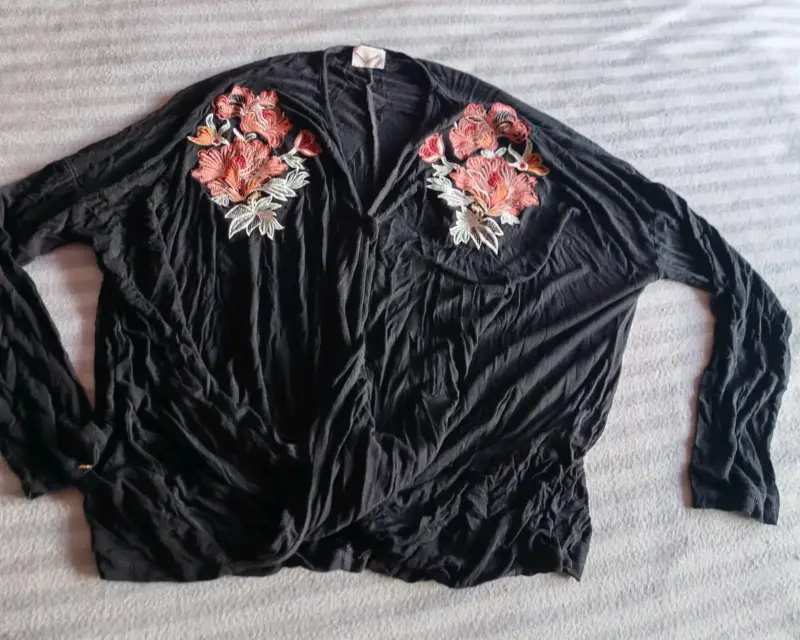 Blusa negra con bordado floral