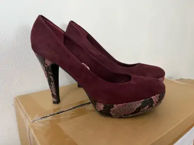 Zapatos de tacón burdeos con diseño de serpiente - miniatura 1
