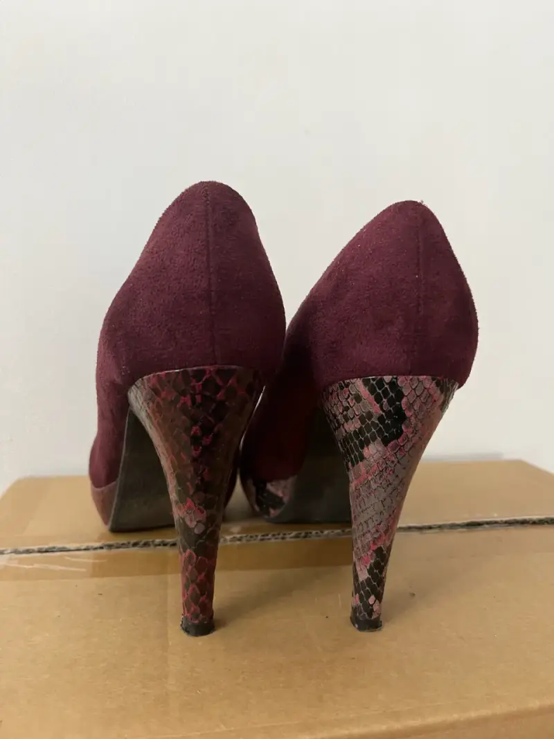 Zapatos de tacón burdeos con diseño de serpiente - 2