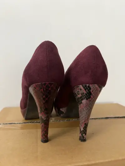 Zapatos de tacón burdeos con diseño de serpiente - miniatura 2