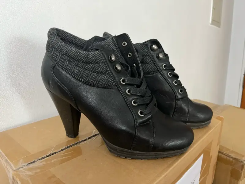 Botines de cuero negro con tacón alto - 1
