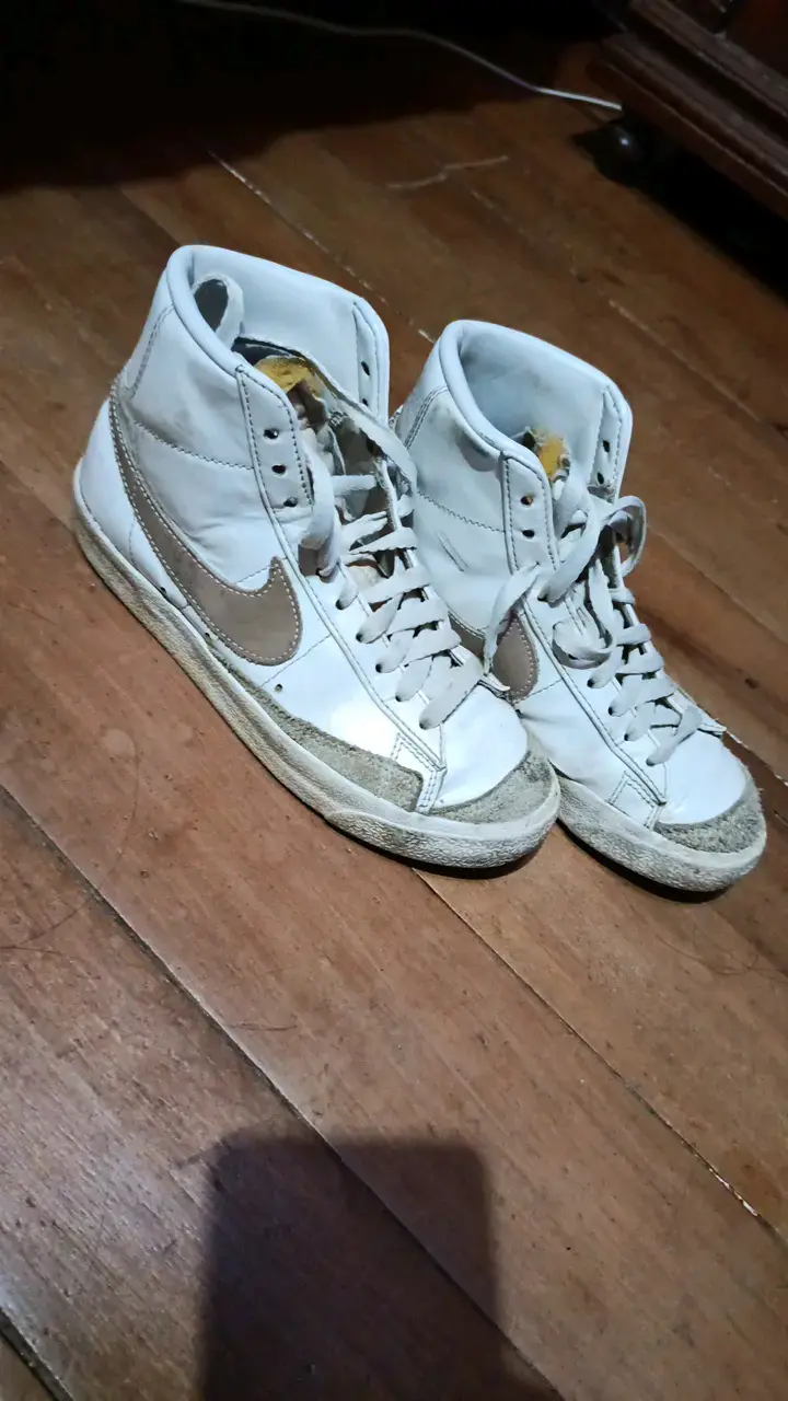 Zapatillas altas blancas con logo lateral