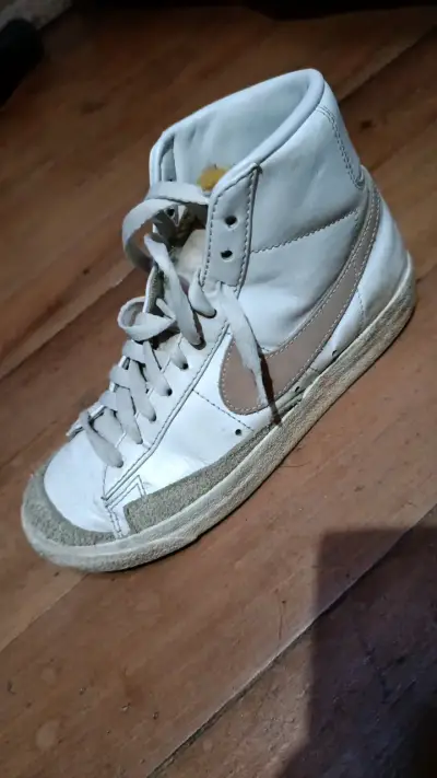Zapatillas altas blancas con logo lateral - miniatura 3