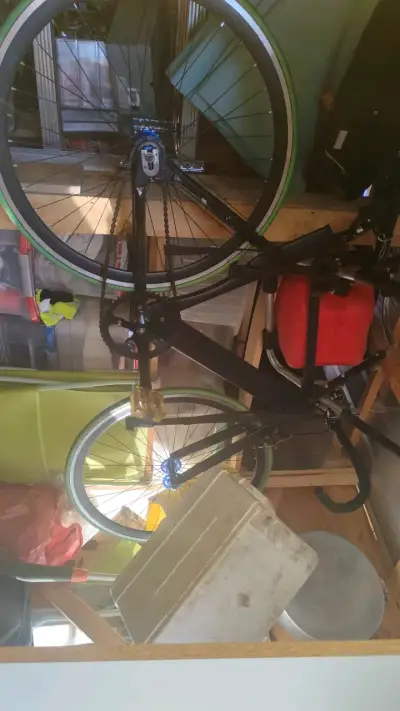 Bicicleta de pista con llantas verdes - miniatura 1