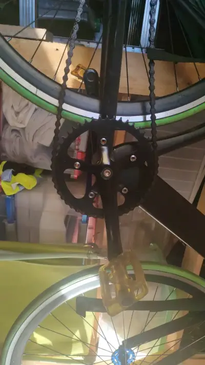 Bicicleta de pista con llantas verdes - miniatura 4