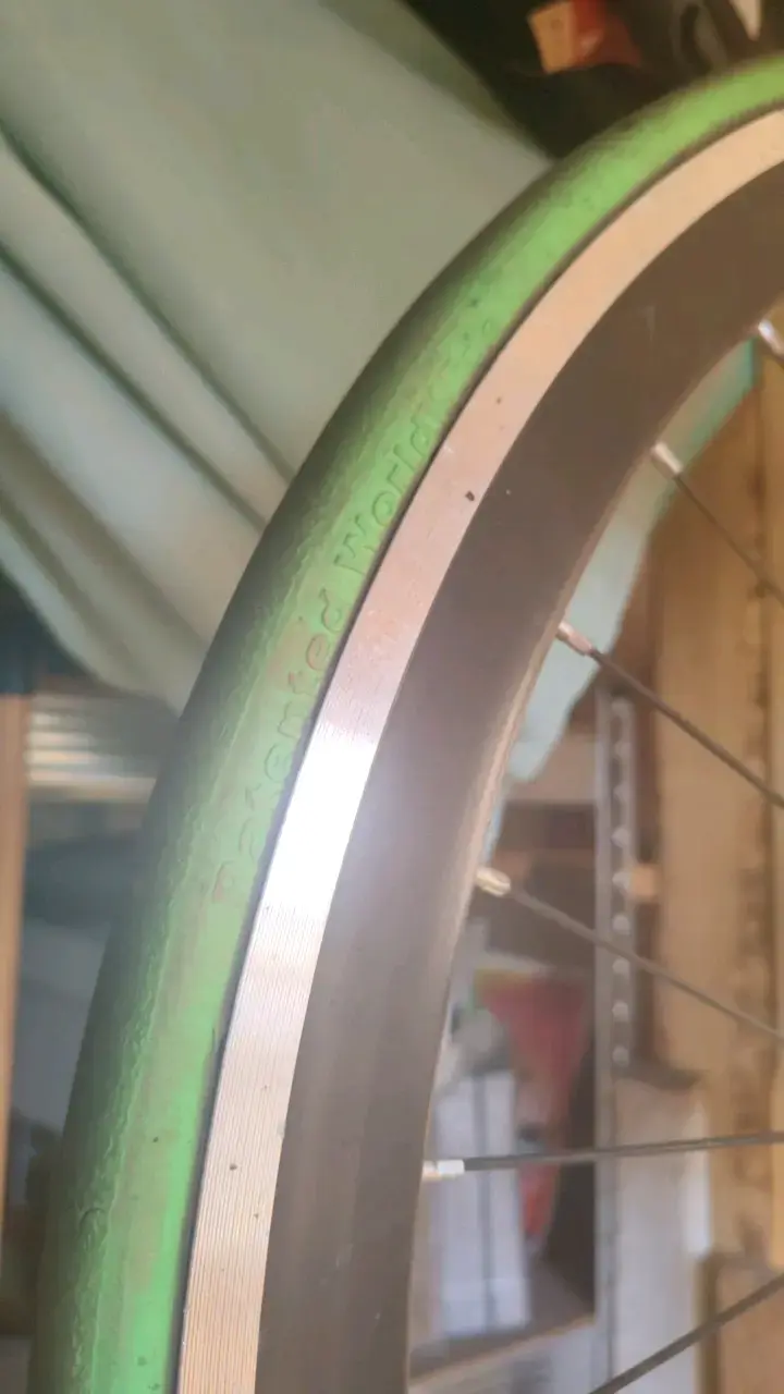 Bicicleta de pista con llantas verdes - 5