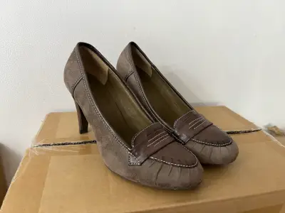 Zapatos de tacón café con diseño clásico - miniatura 1