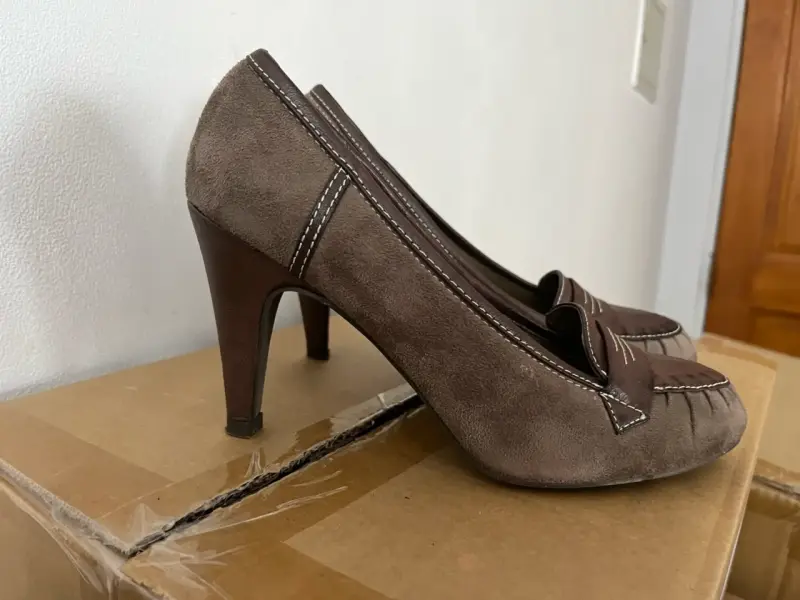 Zapatos de tacón café con diseño clásico - 2