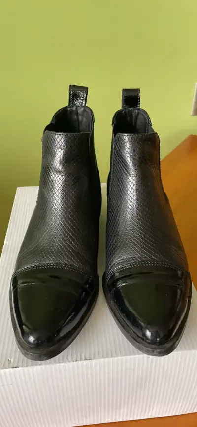 Botines de cuero negro con textura elegante - miniatura 1