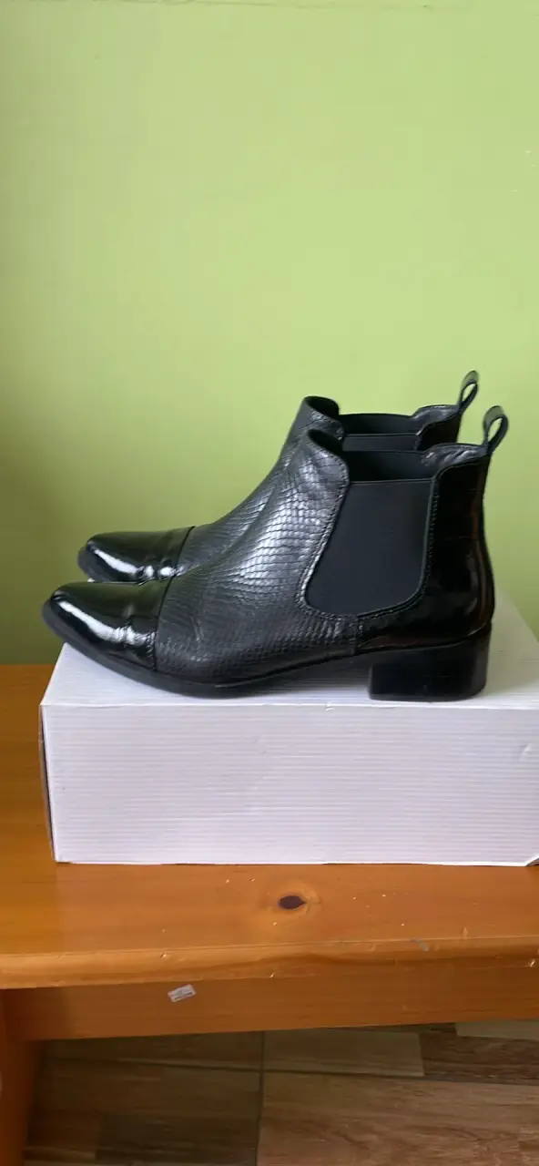 Botines de cuero negro con textura elegante - 2