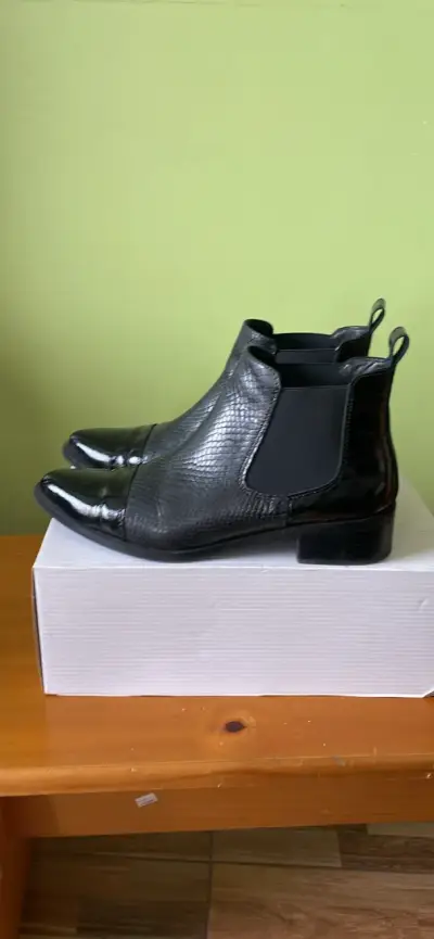Botines de cuero negro con textura elegante - miniatura 2
