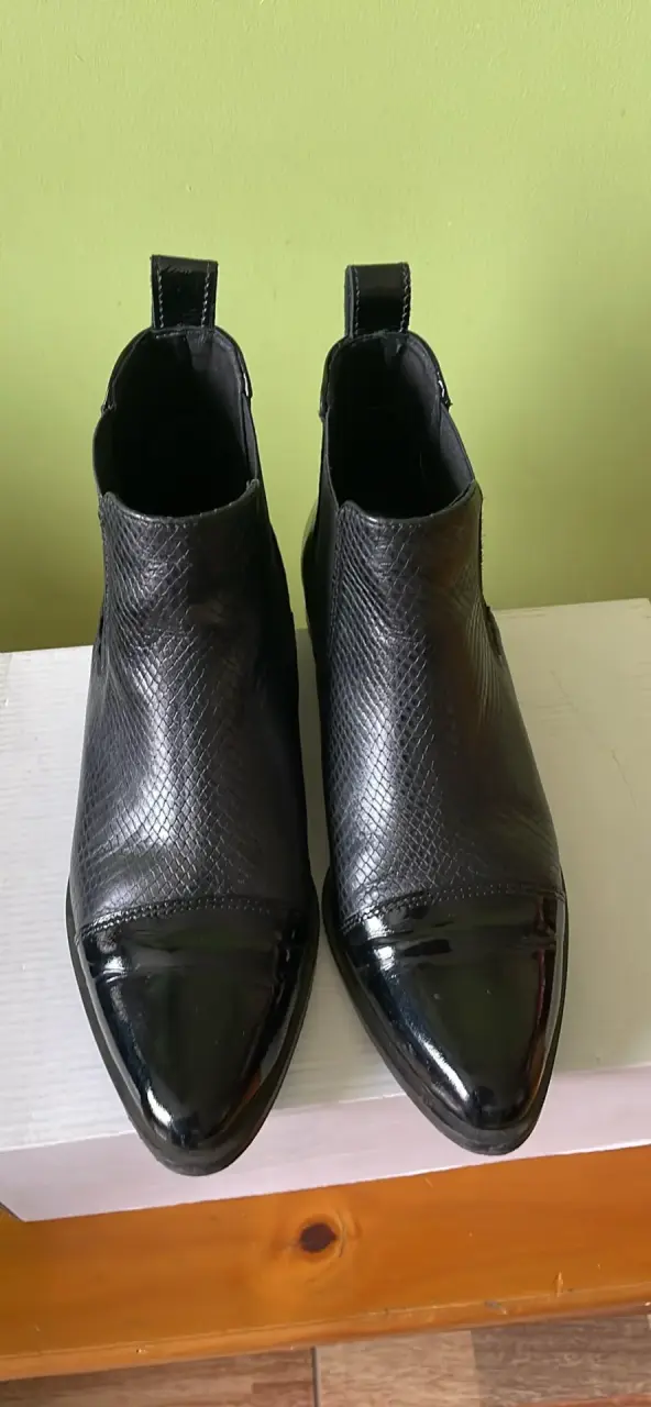 Botines de cuero negro con textura elegante - 3