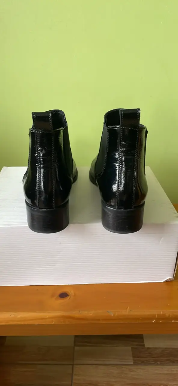 Botines de cuero negro con textura elegante - 4