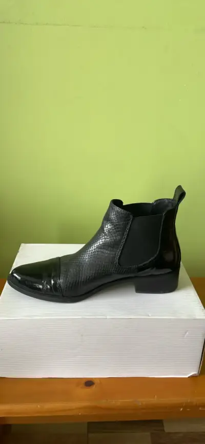 Botines de cuero negro con textura elegante - miniatura 5