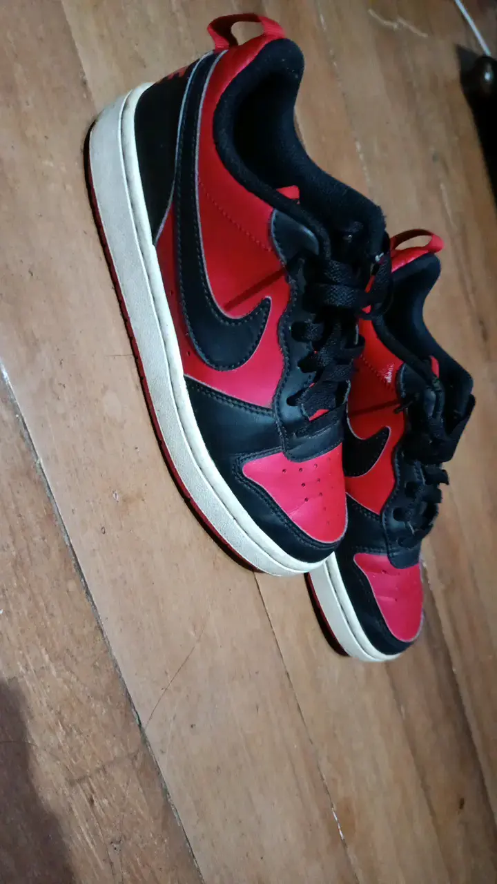 Zapatillas deportivas Nike rojas y negras