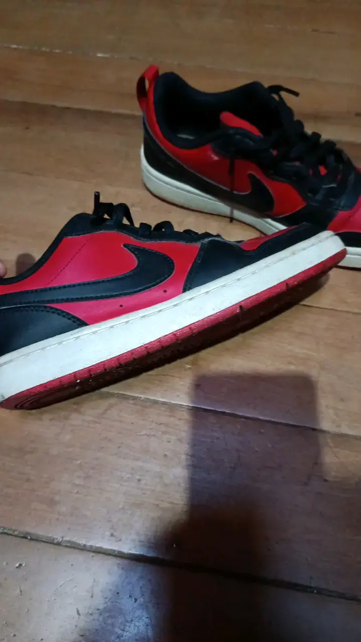 Zapatillas deportivas Nike rojas y negras - 2