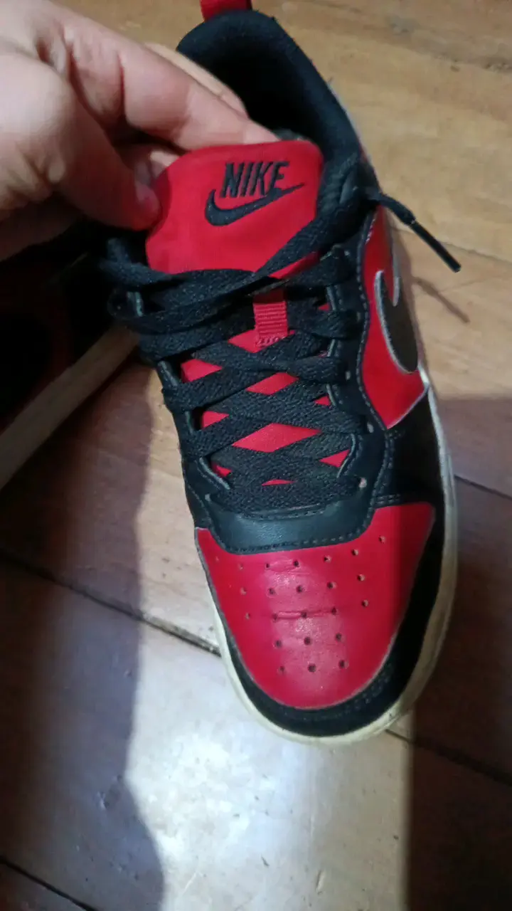 Zapatillas deportivas Nike rojas y negras - 4