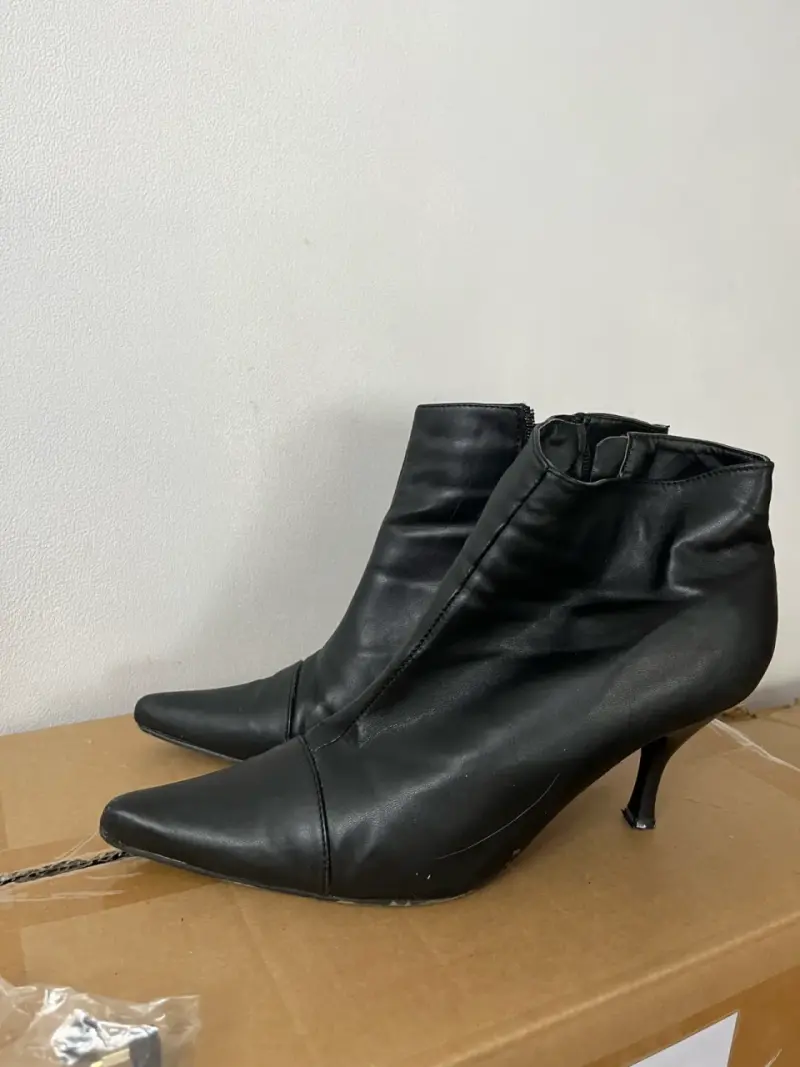 Botines de cuero negro con tacón alto - 2