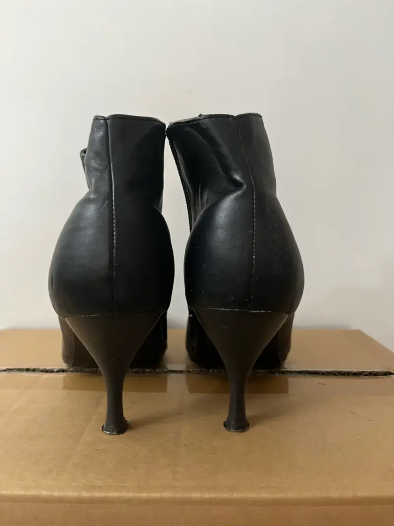 Botines de cuero negro con tacón alto - 3