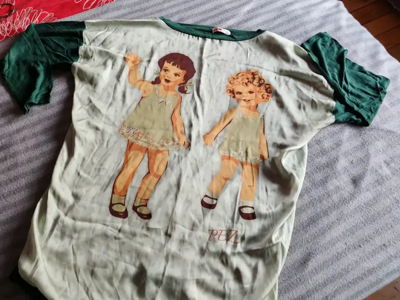 Polera vintage con diseño de muñecas
