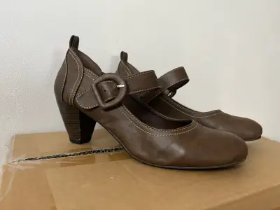 Zapatos de tacón marrones con hebilla - miniatura 1