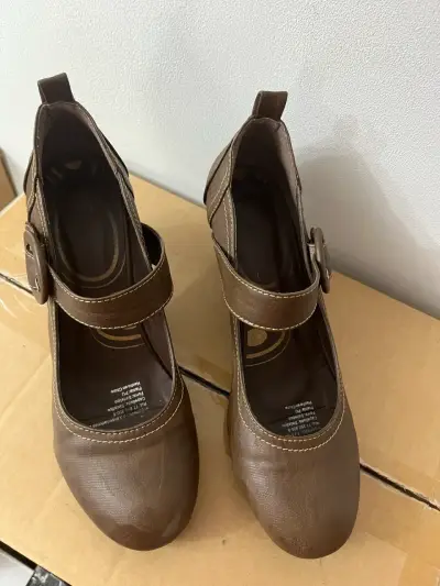 Zapatos de tacón marrones con hebilla - miniatura 2