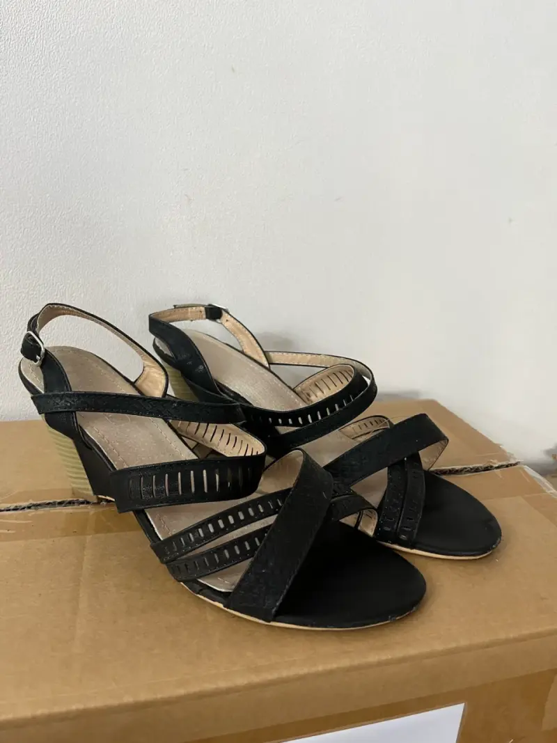 Sandalias negras de tacón con tiras - 1