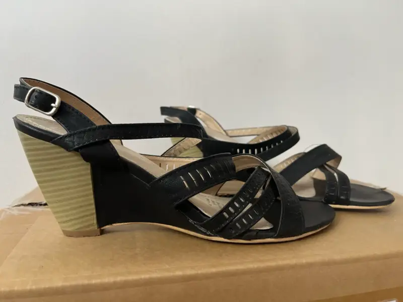 Sandalias negras de tacón con tiras - 2
