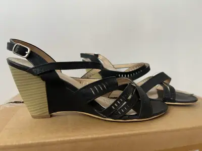 Sandalias negras de tacón con tiras - miniatura 2