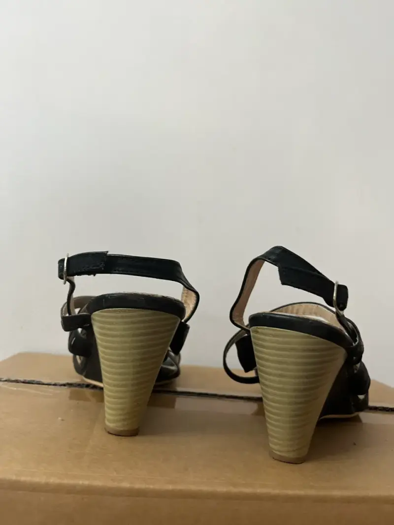 Sandalias negras de tacón con tiras - 3