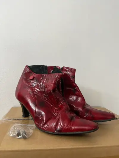 Botines de cuero rojo con tacón medio - miniatura 1